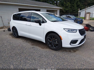 2025 Chrysler Pacifica Limited, IAA US lot 45923986: auction vehicle photo